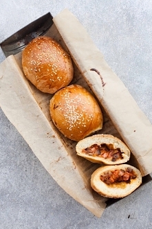 Drożdżowe bułki z serem i pieczarkami