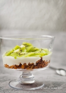 Granola z jogurtem i kiwi