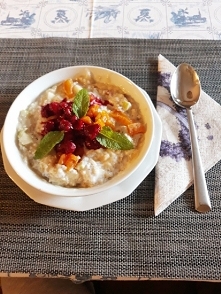 Owsianka z jogurtem, malinami,nasiona Chia,suszone morele i miód.