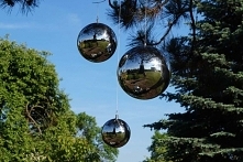 Komplet trzech kul wiszących: 20 cm, 15 cm i 10 cm.
Dzięki lustrzanej powierzchni znakomicie prezentują się nie tylko w pobliżu światła. Odbijając dyskretne światło świec od swo...