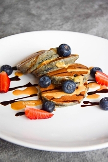 Niebieskie placki z borówkami FIT. Przepis po kliknięciu w zdjęcie.