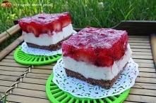 Ciasto z truskawkami bez pieczenia - na ciasteczkowym spodzie, z jogurtem greckim, mlekiem kokosowym i likierem