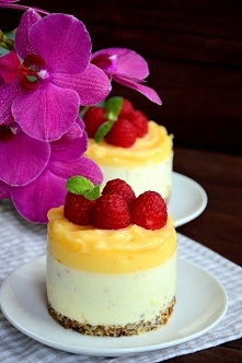 Mini serniczki cytrynowe na zimno na spodzie z prażonego słonecznika oraz z lemon curd