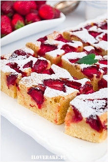 Budyniowe ciasto z truskawkami