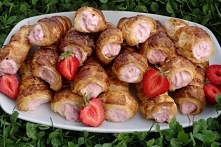 Rurki z ciasta francuskiego z kremem truskawkowym