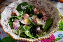 Sałatka szpinakowa z sałatą , oliwkami i jajkiem