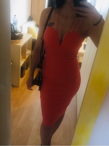 Cześć dziewczyny, potrzebuje pomocy. wybieram się na ślub w tej sukience ale nie mam pomysłu na fryzurę, makijaż i kolor paznokci. Pomóżcie!