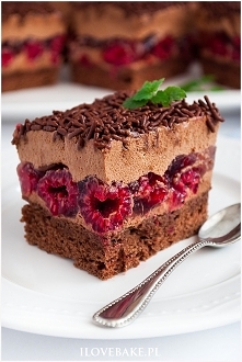 Ciasto tortowe z malinami i kremem