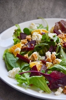 Sałatka z pieczonym burakiem i pomarańczowym dressingiem. Przepis po kliknięciu w zdjęcie.