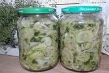 Sałatka z ogórków z natką pietruszki