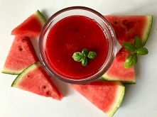 Koktajl z arbuza i truskawek to letnia propozycja orzeżwiającego napoju, który ugasi wasze pragnienie i dostarczy witamin i minerałów.
