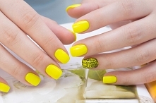 Żółte paznokcie to kolejna część po pomarańczowych stylizacjach, będąca nieodłącznym elementem wiosny i lata. Ten wspaniały odcień symbolizuje słońce ☀, i kojarzy nam się z błog...