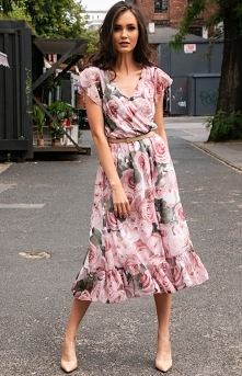 Efektowna sukienka w kwiaty o długości midi