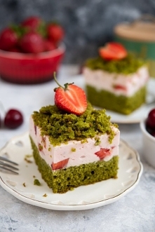 Piankowy leśny mech z truskawkami