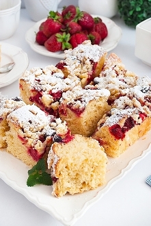 Nocna drożdżówka z truskawkami