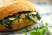 Panini z musem z pieczonej dyni, szpinakiem i prażonymi migdałami