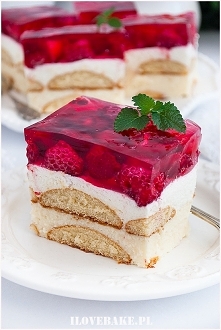 Malinowe ciasto z kremem i galaretką
