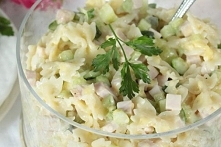 sałatka makaronowa z szynką i świeżym ogórkiem