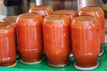 Sos pomidorowy pyszny do spaghetti lub zupy w słoikach na zimę