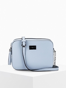 albo taka pasująca do bluzki i rozświetki stylizaję