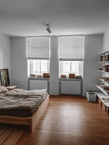 Białe żaluzje drewniane w sypialni Pani Alicji - jak Wam się podoba taki minimalizm?

Nas zauroczył