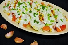 Sałatka z makaronu tortellini z sosem czosnkowym