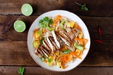 SAŁATKA Z MAKARONEM RYŻOWYM, GRILLOWANYM KURCZAKIEM I WARZYWAMI