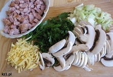 Zapiekanka z warzywami i kiełbaską.