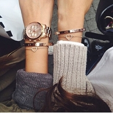 Złota biżuteria idealnie pasuje do stylizacji na randkę