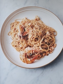 Jamie Oliver "5 składników" - makaron z krewetkami, czerwonym pesto i różowym winem