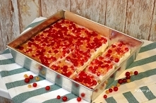 Sernik na zimno z porzeczkami