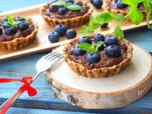 TARTALETKI Z MUSEM CZEKOLADOWYM I BORÓWKAMI (BEZ PIECZENIA)