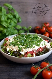 Pomidorowa sałatka z fetą i czosnkowym sosem