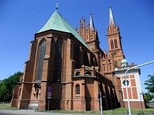 W normalnym współczesnym społeczeństwie taki Kościół, który szczuje na ludzi, a nie uczy kochać, nie przetrwałby tygodnia, bo sami wierni zrobiliby porządek z fałszywką wiary
(A...