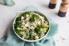 sałatka brokułowa z fetą i prażonymi płatkami migdałów