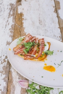 tosty z jajkiem sadzonym, boczkiem i pesto z rukoli