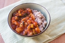 POTRAWKA Z KURCZAKA, CUKINII I KUKURYDZY