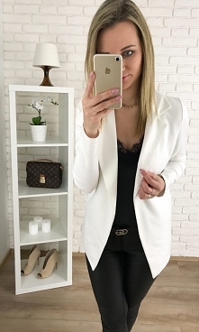 Marynarka ecru to doskonała stylizacja na co dzień jak i od święta. Pasuje do spodni, spódnicy czy pod sukienkę. Dostępna w jasnym kolorze ożywi każdą stylizację.