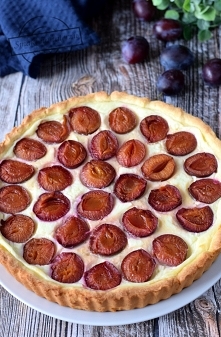 Tarta z kremem budyniowo-twarogowym i śliwkami