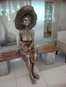 Teściowa siedzi na ławce pr...