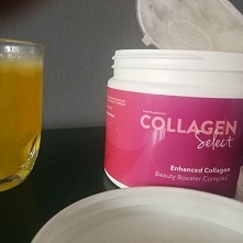 Formuła ta została wzbogacona o ekstrakt z ziela pszczelnika mołdawskiego, witaminę A, witaminę C, ryboflawinę, niacynę, biotynę, cynk oraz miedź. Wszystkie te składniki wraz hy...