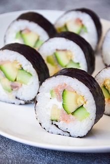 Najlepsze domowe Sushi Futomaki z łososiem i cukinią. Przepis po kliknięcie w zdjęcie.