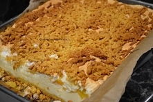 Sernik z brzoskwiniami