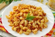 Макароны по-флотски с томатной пастой

Ингредиенты: 
Фарш — 500 гр.
Лук — 1-2 шт.
Морковь — 1 шт.
Макароны — 250 гр.
Томатная паста — 2 ст. л.
Чеснок — 2 зубч.
Растительное масло — 2-3 ст. л.
Соль — по вкусу
Специи — по вкусу 

Процесс приготовления:
1.Макароны отварите в подсоленной воде до готовности и откиньте на дуршлаг. Лук нарежьте кубиками и обжарьте до мягкости. 
2.Добавьте тертую морковь и обжарьте, периодически помешивая, в течение 5 минут. 
3.Добавьте в сковороду фарш, соль и любимые специи. Обжаривайте фарш, разбивая комочки лопаткой до тех пор, пока он не побелеет. 
4.Добавьте томатную пасту и мелко нарезанный чеснок. Хорошо перемешайте и продолжайте готовить все вместе еще около 5 минут. 
5.Добавьте макароны и прогрейте, периодически помешивая, все вместе еще около 2-3 минут. 
6.Макароны по-флотски с томатной пастой готовы. 

Приятного аппетита!