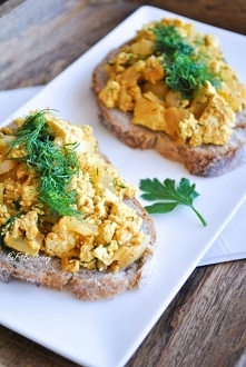 Tofucznica z cebulką i koperkiem - jajecznica z tofu. Przepis po kliknięciu w zdjęcie.