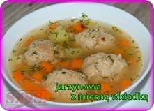 Uwielbiam zupy, a szczególnie takie z mięsną wkładką;D Tym razem zapraszam na treściwą i sycącą zupę jarzynową z pulpetami. Doskonała i na obiad i na kolację;)