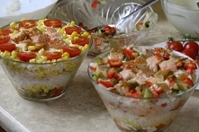 Sałatka warstwowa najlepsza z łososiem, ryżem