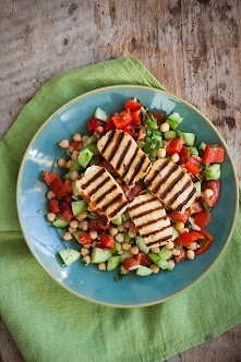 SAŁATKA Z POMIDORÓW, OGÓRKA I PAPRYKI Z GRILLOWANYM HALLOUMI