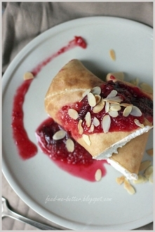 Naleśniki serowe z sosem śliwkowym