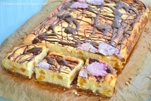 Sernik z różą i brzoskwiniami